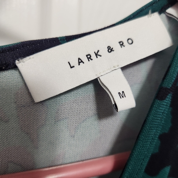 Floral Sleeveless Top in Green and Black - Picture 3 of 4